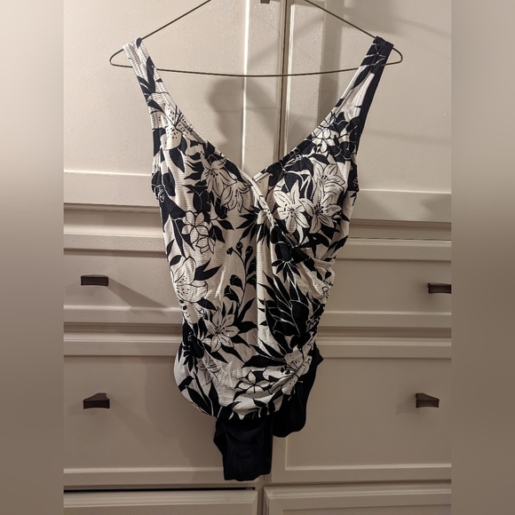 𝅺💰2/$20 VINTAGE One piece black and white ruched bathing suit - Picture 4 of 7